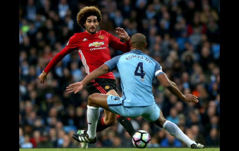 Los Red Devils se quedaron con 10 hombres en el tramo final por expulsión del belga Fellaini (I). EFE / N. Roddis