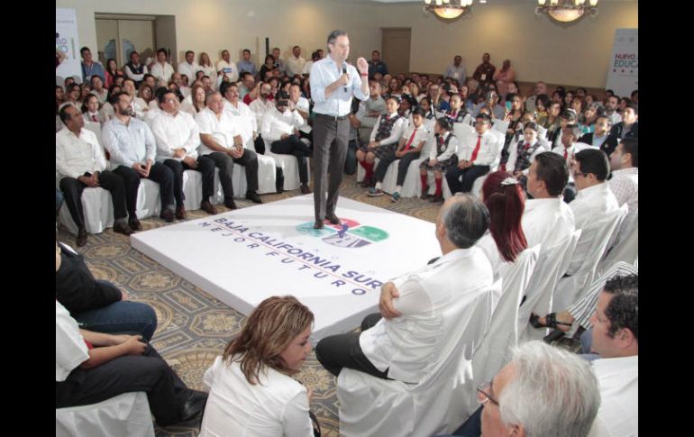 Nuño Mayer presentó los ejes del Nuevo Modelo Educativo durante un evento en BCS. TWITTER / @aurelionuno