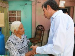 Con la tarjeta, la señora recibirá puntualmente su pago el siguiente mes. FACEBOOK / Sedis