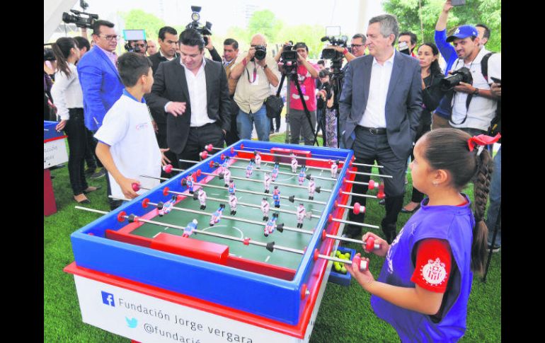 El gobernador Aristóteles Sandoval y el dueño de Chivas, Jorge Vergara, hicieron la 'reta' en el futbolito de Chivalandia.  /