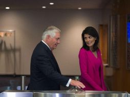 Tillerson llega a la sede de Naciones Unidas acompañado de la embajadora estadounidense, Nikki Haley. AFP / B. Smith