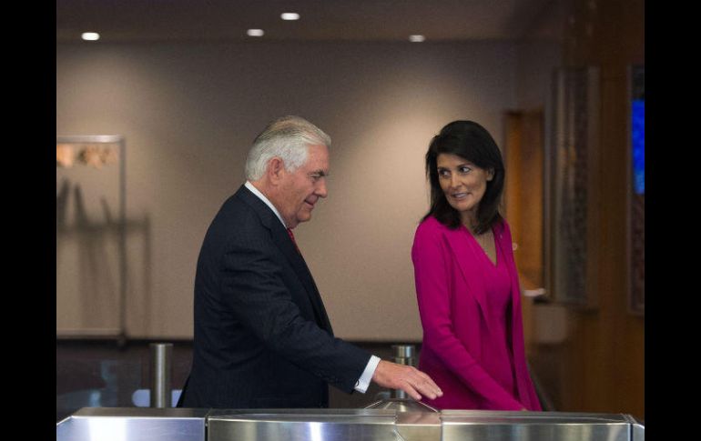 Tillerson llega a la sede de Naciones Unidas acompañado de la embajadora estadounidense, Nikki Haley. AFP / B. Smith