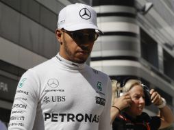 Hamilton cree que Vettel intenta crear 'una cortina de humo'.  /