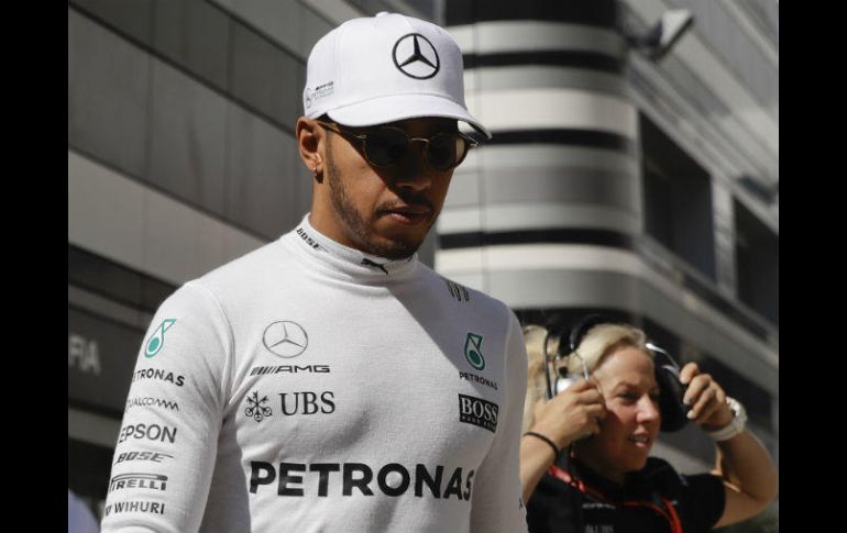 Hamilton cree que Vettel intenta crear 'una cortina de humo'.  /