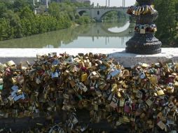 En total fueron retiradas más de 62 toneladas de metal de los dos principales puentes en los que había candados colocados. EFE / ARCHIVO