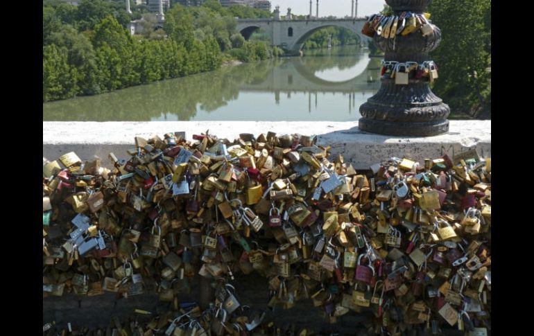 En total fueron retiradas más de 62 toneladas de metal de los dos principales puentes en los que había candados colocados. EFE / ARCHIVO