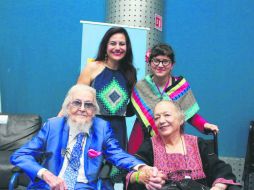 Celebración. Fernando Del Paso y su esposa Socorro Gordillo luego de la premiación. ESPECIAL / CORTESÍA CuCOSTA