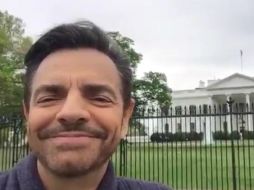 Dice que espera que a la película le vaya muy bien en la taquilla para ir y pegarle el numerito a las rejas de la Casa Blanca. TWITTER / @EugenioDerbez