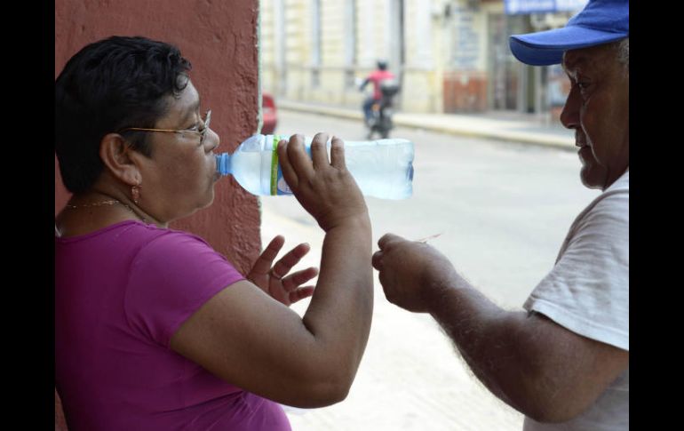 Se sugiere tomar líquidos en abundancia, particularmente agua simple. EL INFORMADOR / ARCHIVO