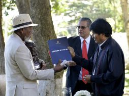 Morales le entregó a Freeman un libro que recoge la centenaria demanda marítima de su país a Chile. EFE /