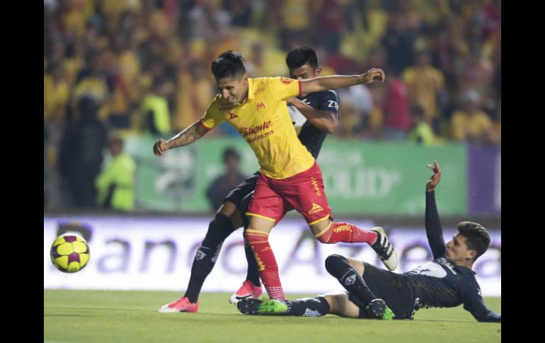 Acción del partido entre Morelia y Pumas en el Estadio Morelos. MEXSPORT / O. Martínez