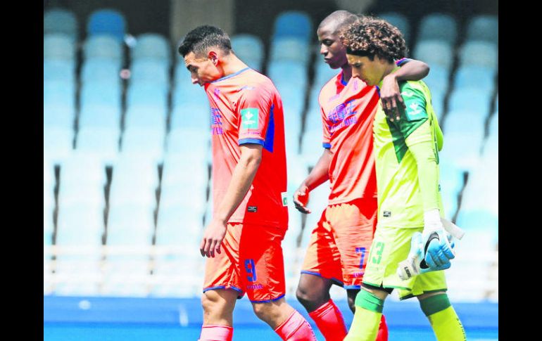 Los rostros de los jugadores del Granada eran de tristeza tras consumarse su descenso en la Liga Santander. EFE /