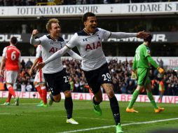 Dele Alli celebra después de abrir la cuenta del Tottenham. AFP / B. Stansall