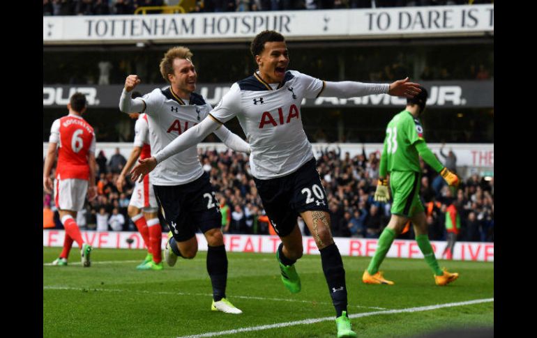 Dele Alli celebra después de abrir la cuenta del Tottenham. AFP / B. Stansall