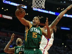 El reserva Derrick Favors aporta doble-doble de 17 puntos. AFP / S. M. Haffey