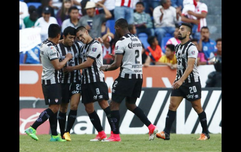 Los jugadores del Necaxa celebran el tanto de la victoria, provocado por un centro de Puch. MEXSPORT / Isabel