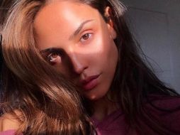 'Bronceada y sin maquillaje' escribió Eiza para acompañar la imagen. INSTAGRAM / eizagonzalez