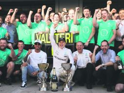 Al término del Gran Premio de Rusia, Valtteri Bottas celebró con mecánicos e ingenieros del equipo Mercedes, incluido Lewis Hamilton. EFE / S. Suki