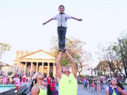 Feliz. Un 'atrevido' voluntario posa sonriente en la Plaza de la Liberación. EL INFORMADOR / G. Gallo