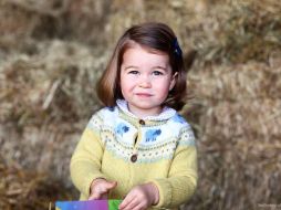 La hija de los duques de Cambridge aparece en un jardín de su hogar en Norfolk, Inglaterra. FACEBOOK / British Monarchy