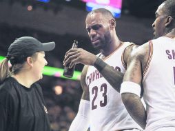 ¡Salud! LeBron James cerró su noche de 35 puntos con un sorbo de cerveza. AP / l. Klafczynski