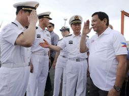 El presidente filipino, Rodrigo Duterte (d), visita un buque de la Armada china a su llegada a la ciudad de Davao. EFE / Presidential Photographers Division