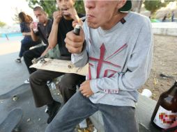 Un hombre enciende un cigarro de mariguana en la unidad deportiva de Tabachines, en Zapopan. EL INFORMADOR / G. Gallo