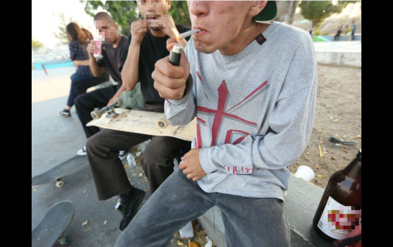 Un hombre enciende un cigarro de mariguana en la unidad deportiva de Tabachines, en Zapopan. EL INFORMADOR / G. Gallo