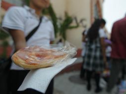 Señalan que los platillos preparados y vendidos en la calle podrían transmitir la enfermedad. EL INFORMADOR / ARCHIVO