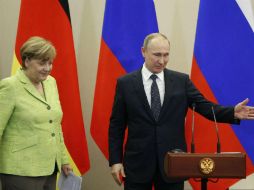 Tras reunirse con Merkel en Sochi, el presidente ruso también niega haber interferido en comicios europeos. EFE / Y. Kotchekov