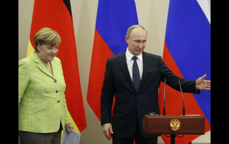 Tras reunirse con Merkel en Sochi, el presidente ruso también niega haber interferido en comicios europeos. EFE / Y. Kotchekov