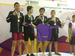 La delegación jalisciense ganó la medalla de oro en la prueba de relevo 4x100 estilo libre de la rama varonil. TWITTER / @codejalisco