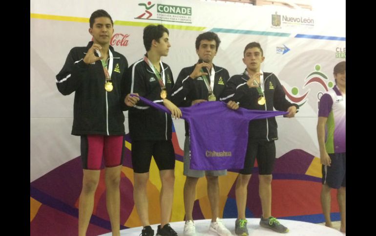 La delegación jalisciense ganó la medalla de oro en la prueba de relevo 4x100 estilo libre de la rama varonil. TWITTER / @codejalisco