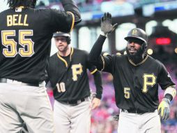 Festejo. Josh Harrison (#5) celebra su jonrón productor de tres carreras durante el partido de ayer. AP /