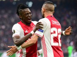 Bertrand Traoré (I) celebra uno de los dos goles con que contribuye a la victoria del Ajax. AFP / E. Dunand