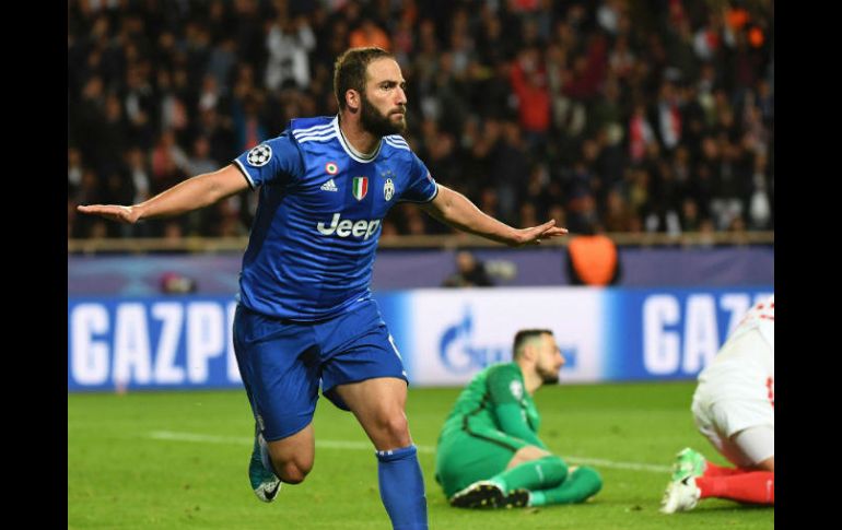 'Pipita' celebra su segundo gol de la noche. AFP / A. Poujoulat