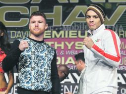 Saúl 'Canelo' Álvarez y Julio César Chávez Jr. posan para las cámaras durante la conferencia de prensa celebrada ayer. AFP /