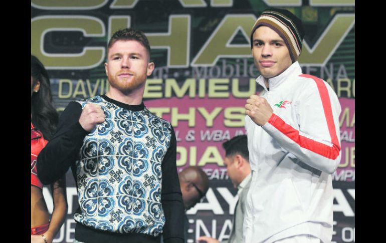 Saúl 'Canelo' Álvarez y Julio César Chávez Jr. posan para las cámaras durante la conferencia de prensa celebrada ayer. AFP /