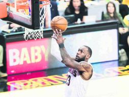 Imparable. LeBron James (#23) superó a Kareem Abdul-Jabbar entre los máximos anotadores en Playoffs. AFP /