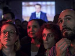 Seguidores del candidato presidencial socioliberal del movimiento En Marche !, Emmanuel Macron, siguen en un bar el debate televisivo. EFE / I. Langsdon