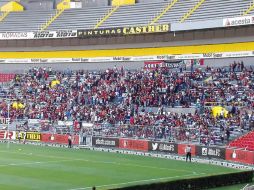 Los aficionados no dejaron de gritar, cantar y echar porras en la zona en donde se coloca el grupo de animación local. EL INFORMADOR / J. Robles