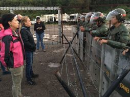 Tintori  a las puertas de la prisión, donde ha pasado más de ocho horas exigiendo ver a su esposo. EFE /