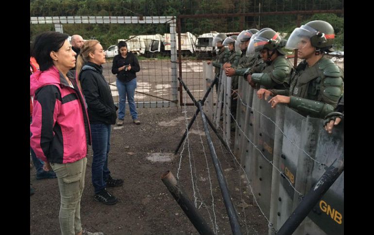 Tintori  a las puertas de la prisión, donde ha pasado más de ocho horas exigiendo ver a su esposo. EFE /