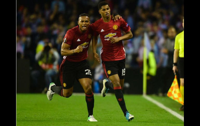 Marcus Rashford (D) celebra después de anotar la única diana del encuentro. AFP / M. Riopa