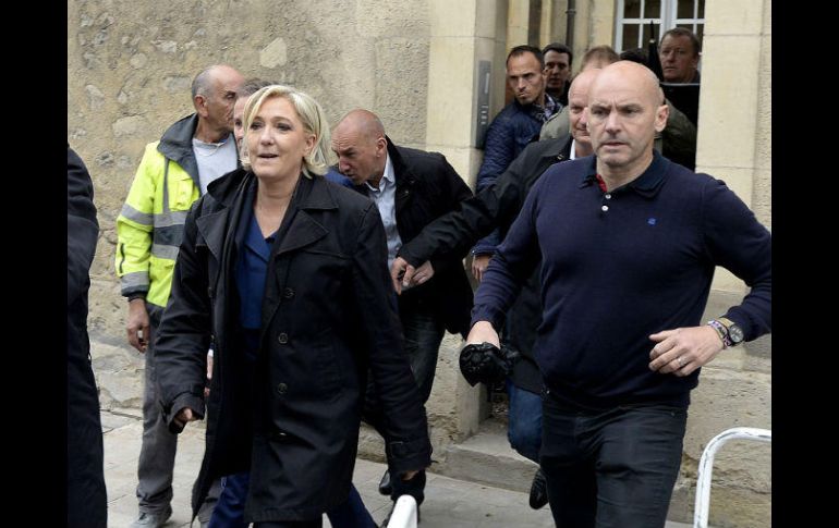 Le Pen llegó a mediodía a Reims para visitar la catedral de esta ciudad, lugar donde fueron entronizados varios reyes. AFP / F. Nascimbeni