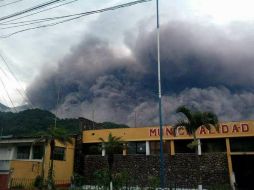 Esta es la cuarta fase de erupción del coloso en lo que va del año. TWITTER / @ConredGuatemala