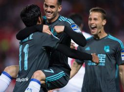 Jugadores de la Real Sociedad celebran con el 'Bombardero'. AFP / J. Guerrero