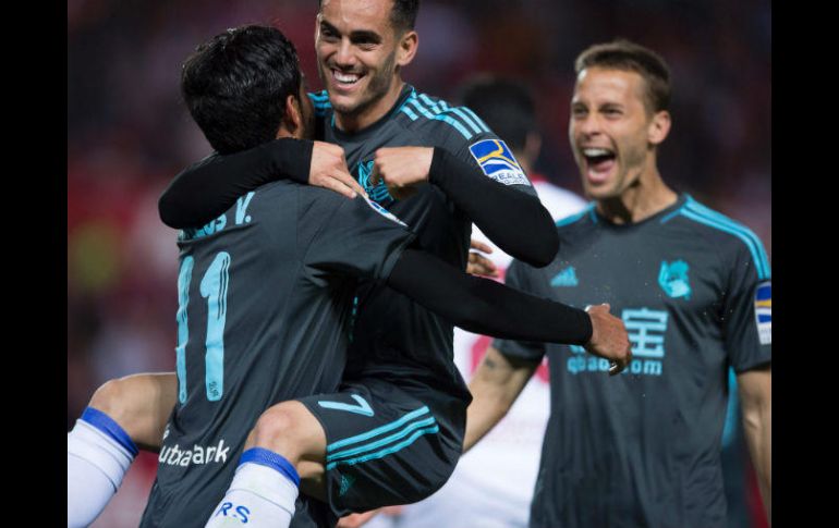 Jugadores de la Real Sociedad celebran con el 'Bombardero'. AFP / J. Guerrero