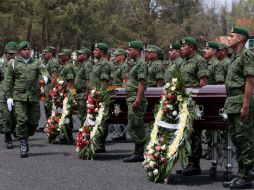 Militares participan en el homenaje en la 25 Zona militar. AFP / J. Castañares