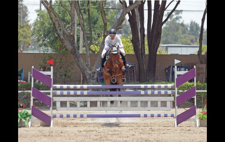 A lomos de 'Apollo' Salles Martín del Campo se llevó la moña verde al primer lugar en la prueba libre con obstáculos a 1.30 metros. EL INFORMADOR / E. Barrera